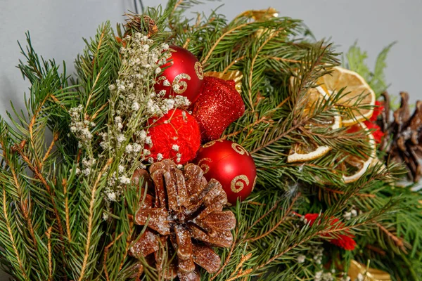 Weihnachtskomposition. Kranz aus Christbaumzweigen — Stockfoto