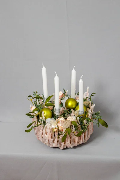 Julens sammansättning av blommor och julpynt — Stockfoto