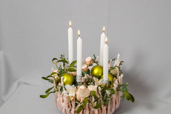 Рождественская композиция цветов и рождественских украшений — стоковое фото