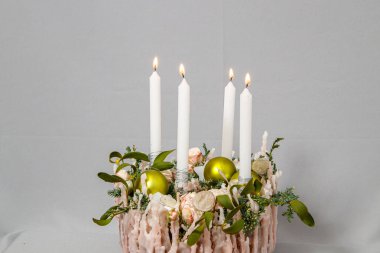 Çiçeklerin ve Noel süslerinin Noel kompozisyonu