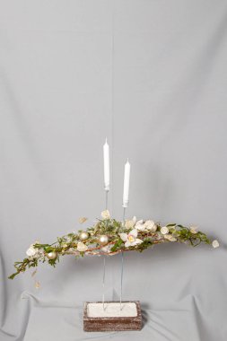 Çiçeklerin ve Noel süslerinin Noel kompozisyonu