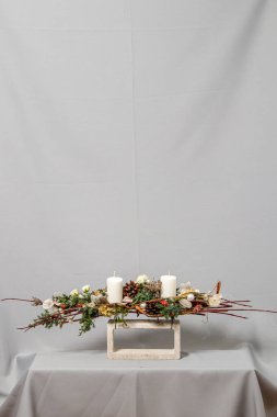 Çiçeklerin ve Noel süslerinin Noel kompozisyonu