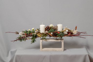 Çiçeklerin ve Noel süslerinin Noel kompozisyonu