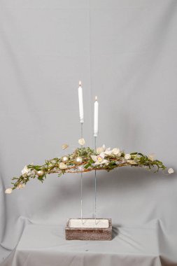 Çiçeklerin ve Noel süslerinin Noel kompozisyonu