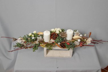 Çiçeklerin ve Noel süslerinin Noel kompozisyonu