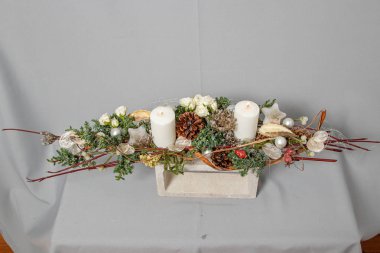 Çiçeklerin ve Noel süslerinin Noel kompozisyonu