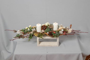 Çiçeklerin ve Noel süslerinin Noel kompozisyonu