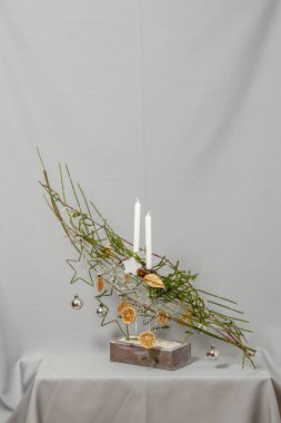 Çiçeklerin ve Noel süslerinin Noel kompozisyonu