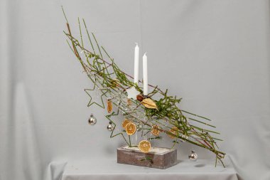 Çiçeklerin ve Noel süslerinin Noel kompozisyonu