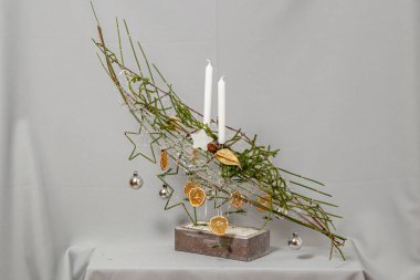 Çiçeklerin ve Noel süslerinin Noel kompozisyonu