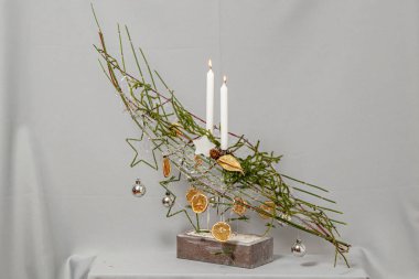 Çiçeklerin ve Noel süslerinin Noel kompozisyonu