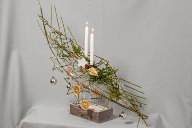 Çiçeklerin ve Noel süslerinin Noel kompozisyonu