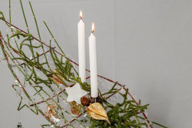 Çiçeklerin ve Noel süslerinin Noel kompozisyonu