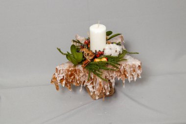 Çiçeklerin ve Noel süslerinin Noel kompozisyonu