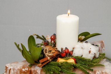 Çiçeklerin ve Noel süslerinin Noel kompozisyonu