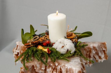 Çiçeklerin ve Noel süslerinin Noel kompozisyonu