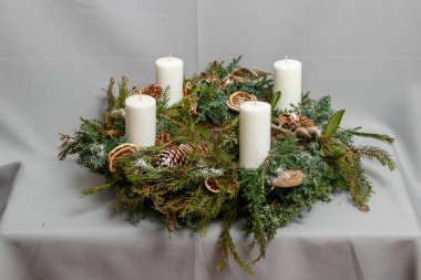 Çiçeklerin ve Noel süslerinin Noel kompozisyonu