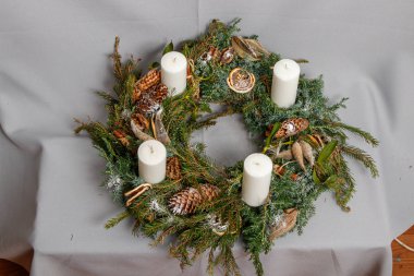 Çiçeklerin ve Noel süslerinin Noel kompozisyonu