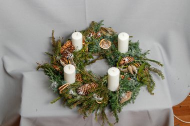 Çiçeklerin ve Noel süslerinin Noel kompozisyonu