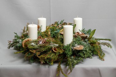 Çiçeklerin ve Noel süslerinin Noel kompozisyonu