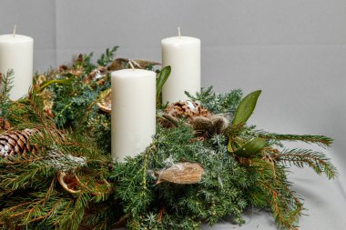 Çiçeklerin ve Noel süslerinin Noel kompozisyonu