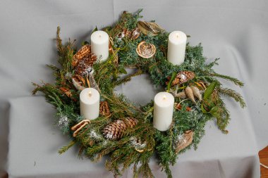 Çiçeklerin ve Noel süslerinin Noel kompozisyonu