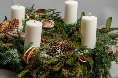 Çiçeklerin ve Noel süslerinin Noel kompozisyonu