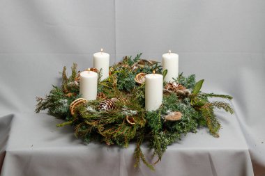 Çiçeklerin ve Noel süslerinin Noel kompozisyonu