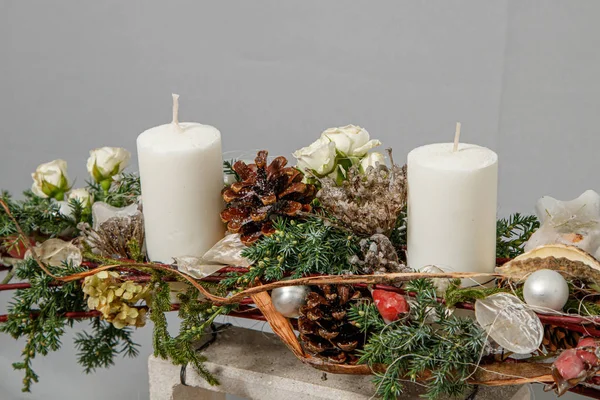 Composição de Natal de flores e decorações de Natal — Fotografia de Stock