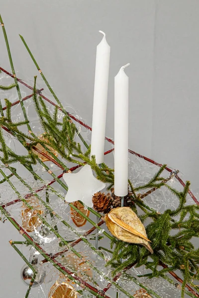 圣诞花卉和圣诞装饰品的组成 — 图库照片