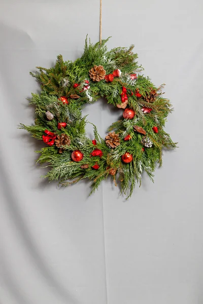 Composición navideña. Corona de ramas de árbol de Navidad —  Fotos de Stock