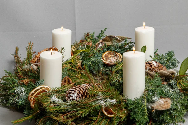 Kerst samenstelling van bloemen en kerstversiering — Stockfoto