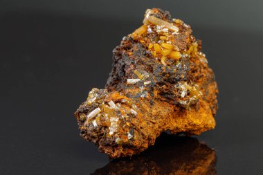 Siyah zemin üzerinde makro mineral Wulfenite taşı 
