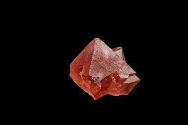 Siyah arkaplandaki makro mineral pembe florit. 