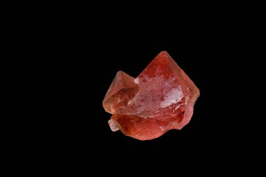 Siyah arkaplandaki makro mineral pembe florit. 