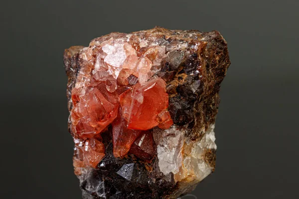 Piedra mineral macro Rhodochrosite sobre un fondo negro — Foto de Stock