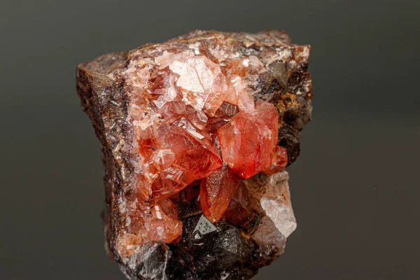 Macro pierre minérale Rhodochrosite sur fond noir — Photo