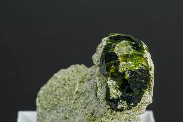 Macro mineral stone Andradite on a black background — ストック写真