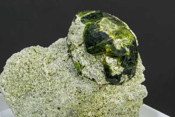 Makro mineral sten Andradite på en svart bakgrund — Stockfoto