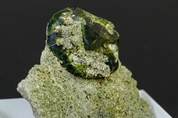 Макро мінеральний камінь Андрадіт на чорному тлі — стокове фото