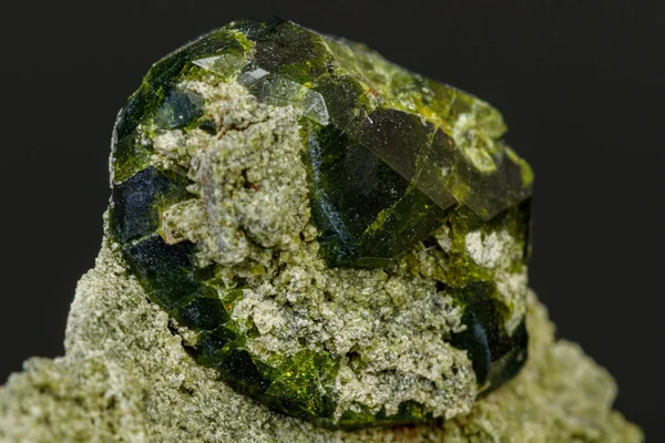 Batu mineral makro Andradite pada latar belakang hitam — Stok Foto