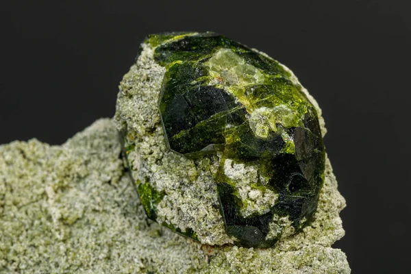 Macro pedra mineral Andradite sobre um fundo preto — Fotografia de Stock