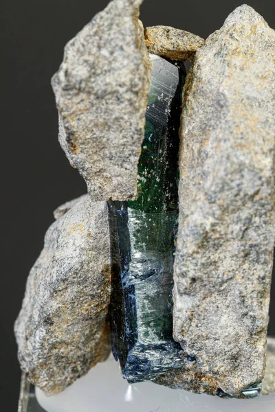 Macro piedra mineral Vivianite sobre un fondo negro —  Fotos de Stock