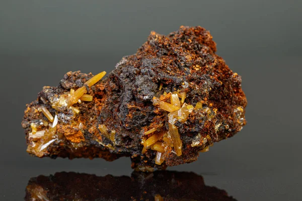 Macro mineral Wulfenite piedra sobre un fondo negro — Foto de Stock