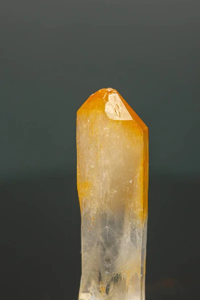 Makromineralny kamień kwarcowy z hallojyzydem, kwarc mango na bl — Zdjęcie stockowe