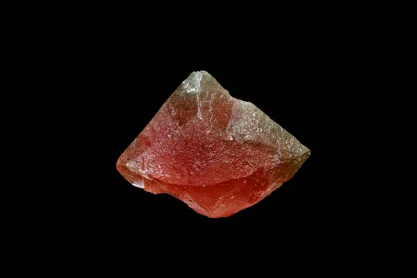 Макроминеральный камень розовый флюорит на черном фоне — стоковое фото