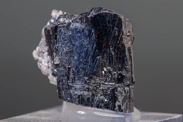 Акантитовый камень на черном фоне
 