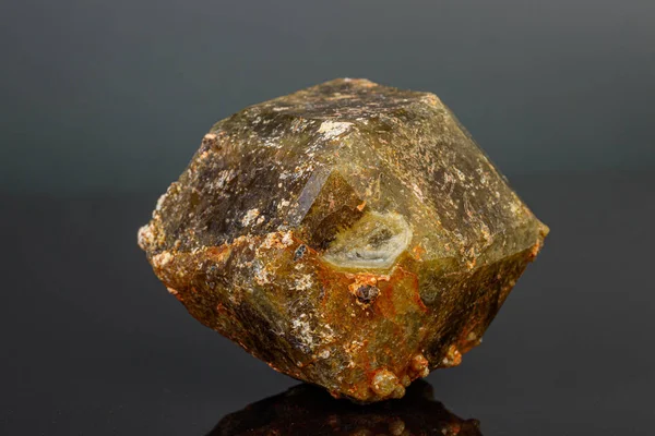Macro piedra mineral Andradite sobre un fondo negro — Foto de Stock