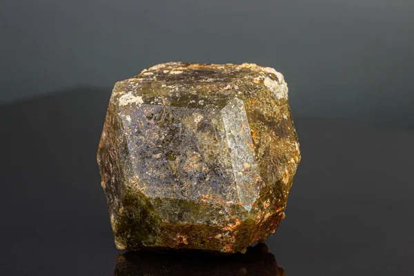 Macro piedra mineral Andradite sobre un fondo negro — Foto de Stock