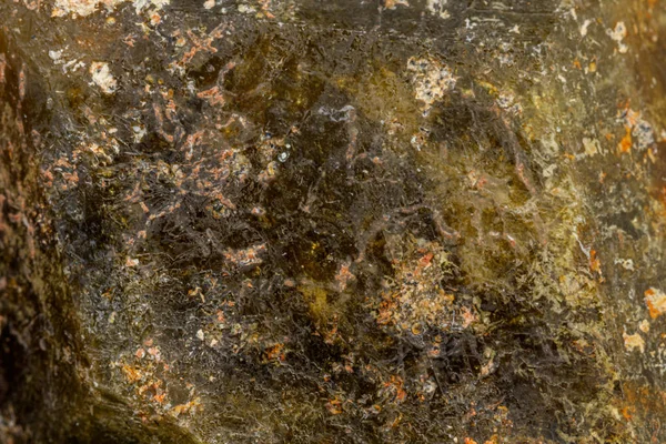 Macro piedra mineral Andradite sobre un fondo negro —  Fotos de Stock